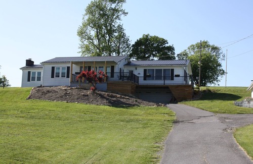Abingdon House | FairOaks Place Sleeps 6 King, Queen with foldout couch near Barter & Va Creeper