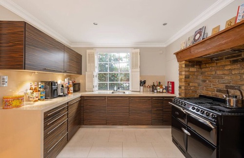 Churchill House | Fairytale Garden House - Next to Victoria Station and Pet Friendly