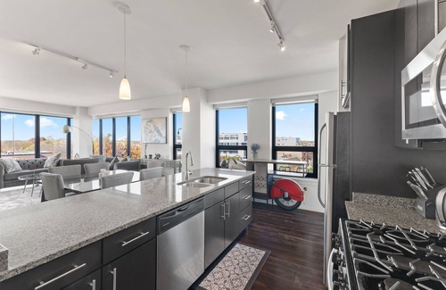 Evanston Apartment | "Faith of Evanston" 180°view, 2BDR +2Bath Urban luxury