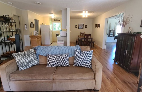 New River House | Fall and Winter discounts!nLakefront On A Quiet Cove At Claytor Lake