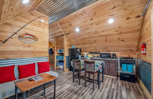 Bryant House | Fall Foliage Retreat: Hot Tub, Kayaks & Pond Deck