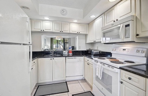 South Bradenton Condo | Fall into Savings: 15% Off Until Nov 30!