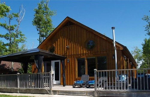 Smiths Corner Cottage | Falls Lake Beautiful Lakefront Year Round Cottage