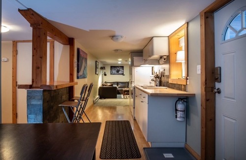 Nelson House | Falls Street Garden Suite Special monthly discounts for October and November