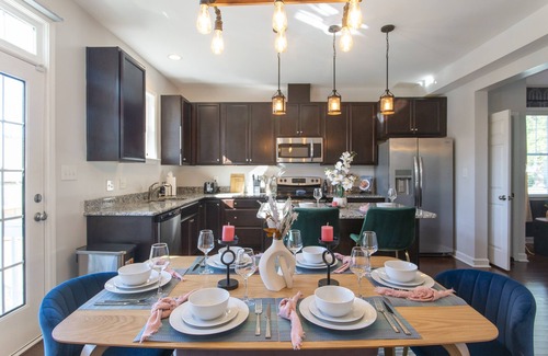 Historic Oakwood House | Fam/Biz-Friendly 3BD w/Fire pit & BBQ - Downtown