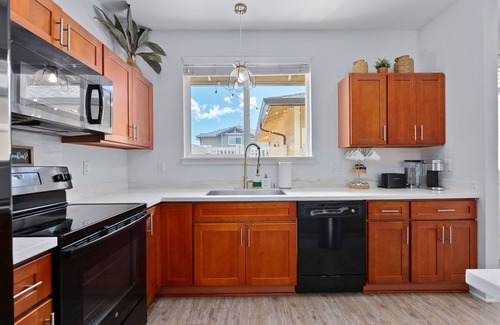 Kalaeloa House | Fam Friendly Townhouse in heart of Kapolei! With pool&gym. Mins to beaches&more.