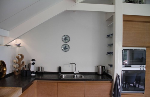 Erichem House | Familiehuis De Betuwe met Prive Tennisbaan, Open Haard en Sauna
