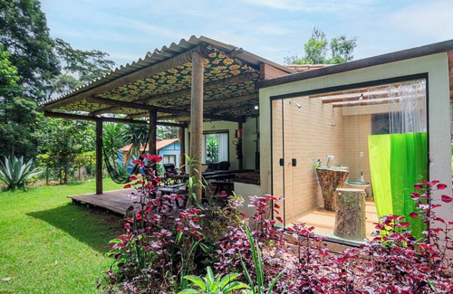 Piedade do Paraopeba Ski Chalet | Family and pet friendly chalet in Brumadinho 30 minutes from BH. Kitchen integrated with nature.