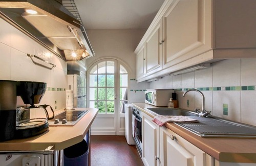 Continvoir Cottage | Family and pet friendly cottage with lake view, garden and access to castle pool