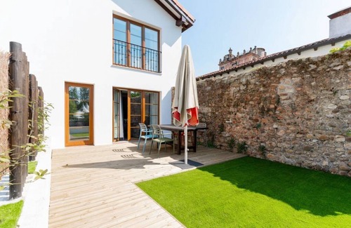 Villaverde de Pontones Apartment | Family apartment with private garden and views of the main garden.