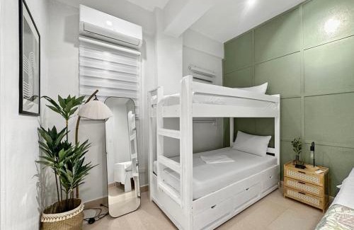 Manoc-Manoc Apartment | Family Apartment By The Beach with Kitchen Netflix Station 3 Beachfront