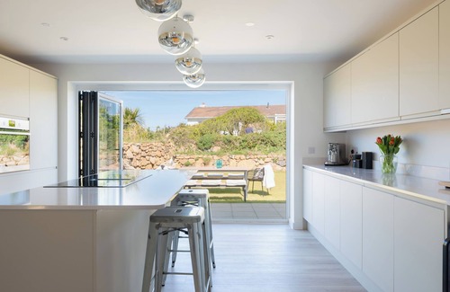 Saint Martin House | Family Beach House - Direct Access to Sennen Cove Perfect for Summer Holidays