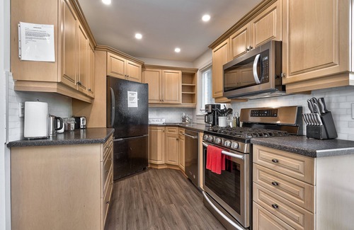 Burlington House | Family Bungalow in South Burlington close to lake, Bronte/Appleby Go/W 3 Parking