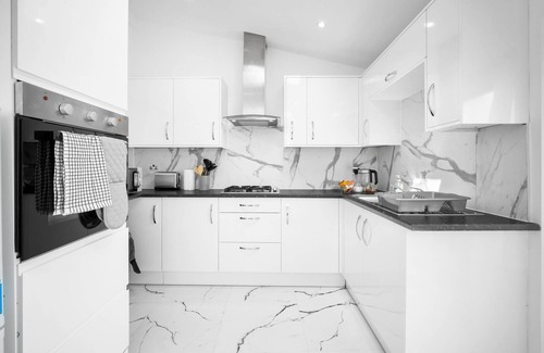 Bilston House | Family/Contractors 3 bed house/parking/sleeps 7