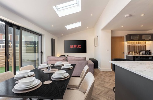 Knotty Ash House | Family Escape | Games Room | 6 Smart TVs | Free Off-Street Parking