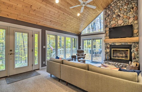 Harbor Springs House | Family Escape - Near Little Traverse Wheelway