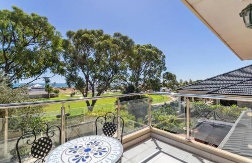 Silver Sands House | Family Escape Walk To Beach Park Views