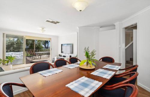 Silver Sands House | Family Escape Walk To Beach Park Views