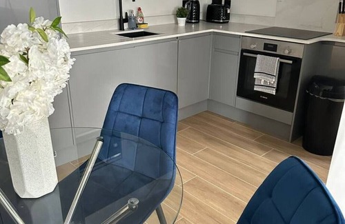 West Finchley Apartment | Family Flat Finchley Modern