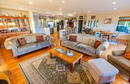 Bombay Bed & Breakfast | Family Friendly 3 Bedroom Farmhouse with Spa Pool