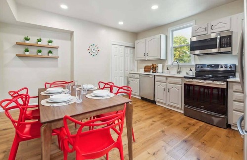 Castle Shannon House | Family Friendly 3-BR Bungalow near Attractions