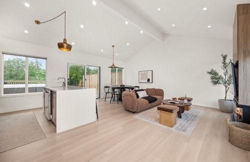 East Durham House | Family Friendly 3BR - Playground - Tennis Court