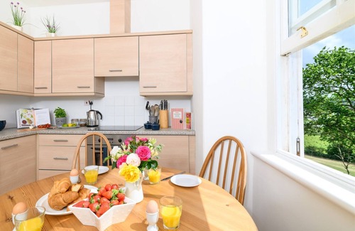 Praa Sands Apartment | Family Friendly Apartment above Praa Sands Beach, Dog Friendly, Garden & Parking