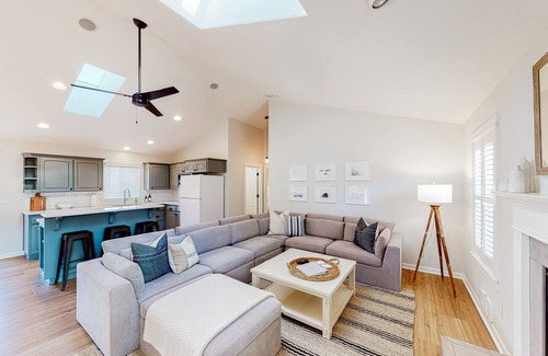 Four Sisters House | Family-Friendly Beach Home with High-Speed WiFi, Gas Fireplace, and Washer/Dryer