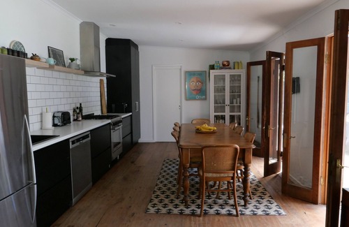 Somers House | Family friendly beach house 5 mins walk from beach & yacht club.