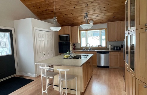 Haliburton Highlands Cottage | Family friendly, beautiful private waterfront getaway!