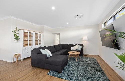 Carlisle House | Family Friendly Close 2 Airport, Optus, Crown & City
