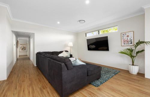 Carlisle House | Family Friendly Close 2 Airport, Optus, Crown & City