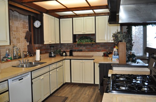 Mountain View Cabin | Family Friendly Country Lodge 15 Minutes Away from Waterton Lakes National Park