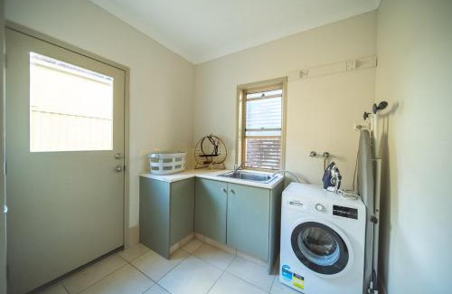 Upper Coomera House | Family Friendly Funhouse close to All Theme Parks - 5 Bedroom & 3 Bathroom House for Rent!