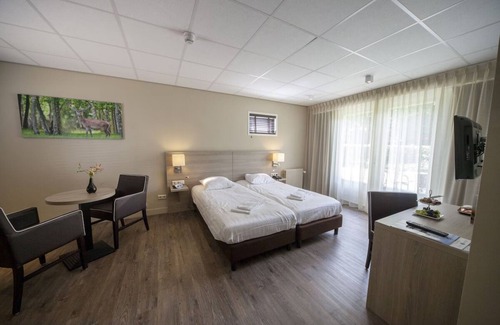 Beekbergen-West Hotel | Family-Friendly Getaway Close to Wildlife Parks and Playgrounds! Onsite Dining!