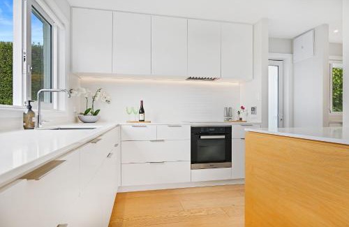 Christchurch House | Family-Friendly, Home & Garden, 4BR, by Airport, Free Parking