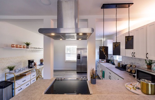 Valley Springs House | Family friendly mountain view, modern retreat.