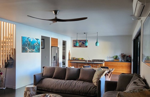 North Creek House | Family friendly retreat 5 minutes stroll to the beach!