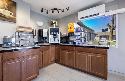 Salem Hotel | Family-Friendly Suite: 2 Doubles, Kitchenette, Free Breakfast & Parking!