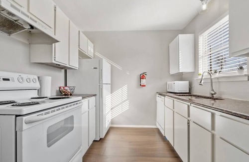 Central Arlington Apartment | Family Friendly & Very Clean! Walk to AT&T Stadium! 2 Queen Beds