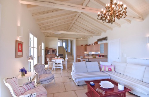 Gythio Villa | Family-Friendly Villa, equipped with Top Quality Furniture & Amenities.