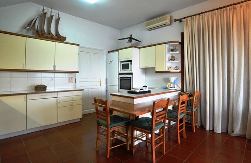 Anavyssos Villa | Family friendly villa with private pool & basketball -5min walk to the beach