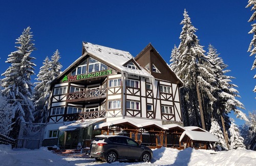 Predeal Villa | Family friendly villa, restaurant, playgrounds, large yard, ski resort