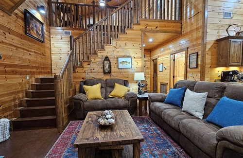 Hochatown Cabin | Family Fun Lodge: Arcade + Pool Table + Hot Tub + Boat Parking