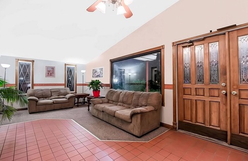 Summitt Hotel | Family Fun! Pool, Picnic Area, Near Shops & Dining