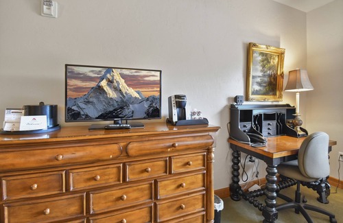 Midway Villa | Family Getaway~Pool, Tubing, Skiing, & Ice Castles Villa 1063