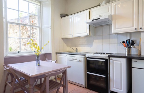 Bonnington House | FAMILY & GROUP FRIENDLY - a great location and spacious!