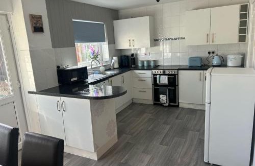 Clydach House | Family & Group Stay – 3 Bedroom Swansea Home