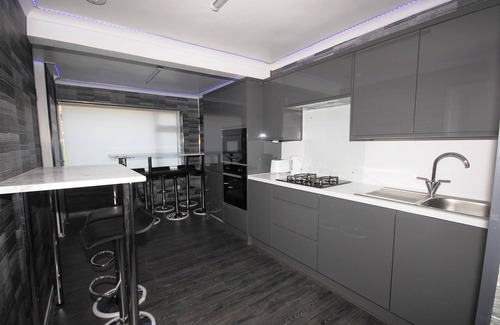 Woodingdean House | Family Holiday Home With Hot Tub & Sauna Sleeps 8