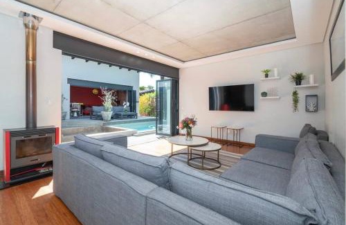 Bloubergstrand Villa | Family home in Tableview, close to Dolphin Beach.